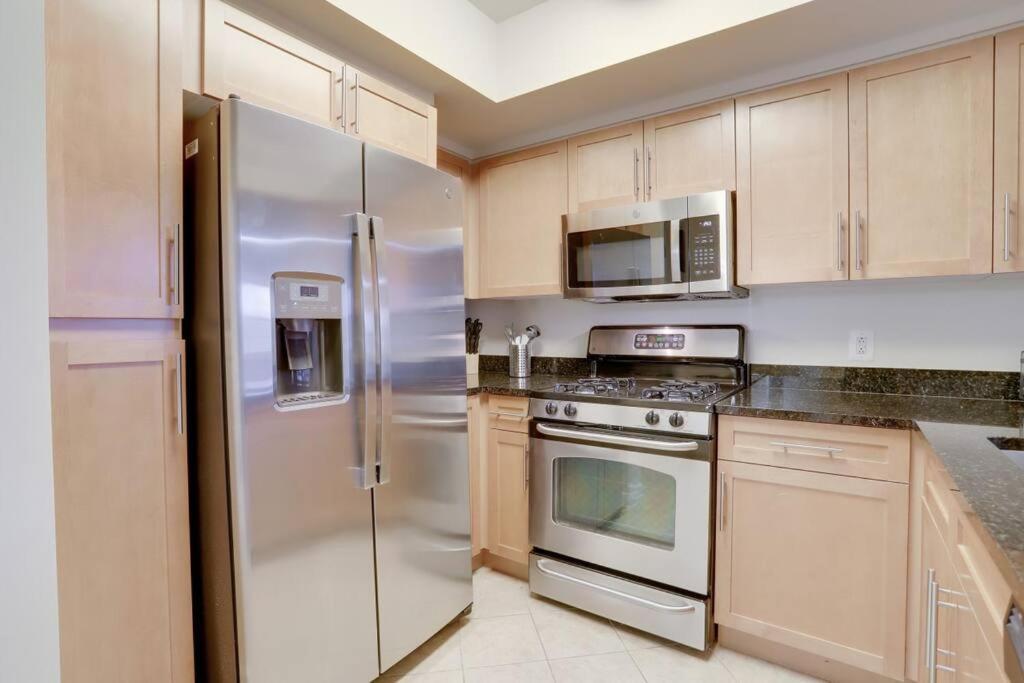 Upscale Comfort Next To Metro And Dining Arlington Eksteriør billede