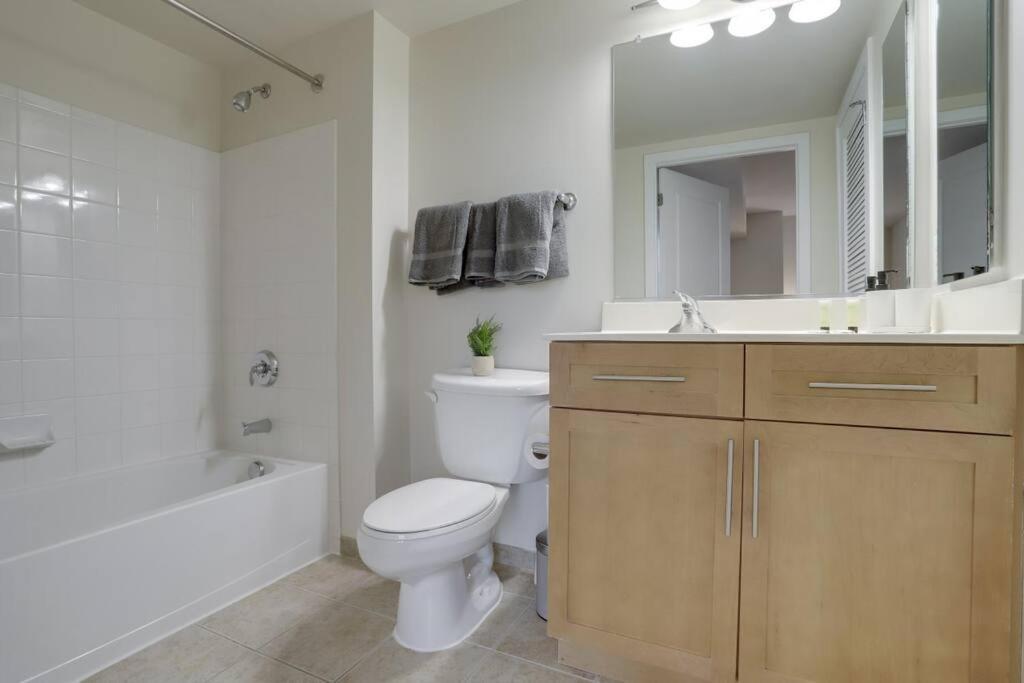 Upscale Comfort Next To Metro And Dining Arlington Eksteriør billede